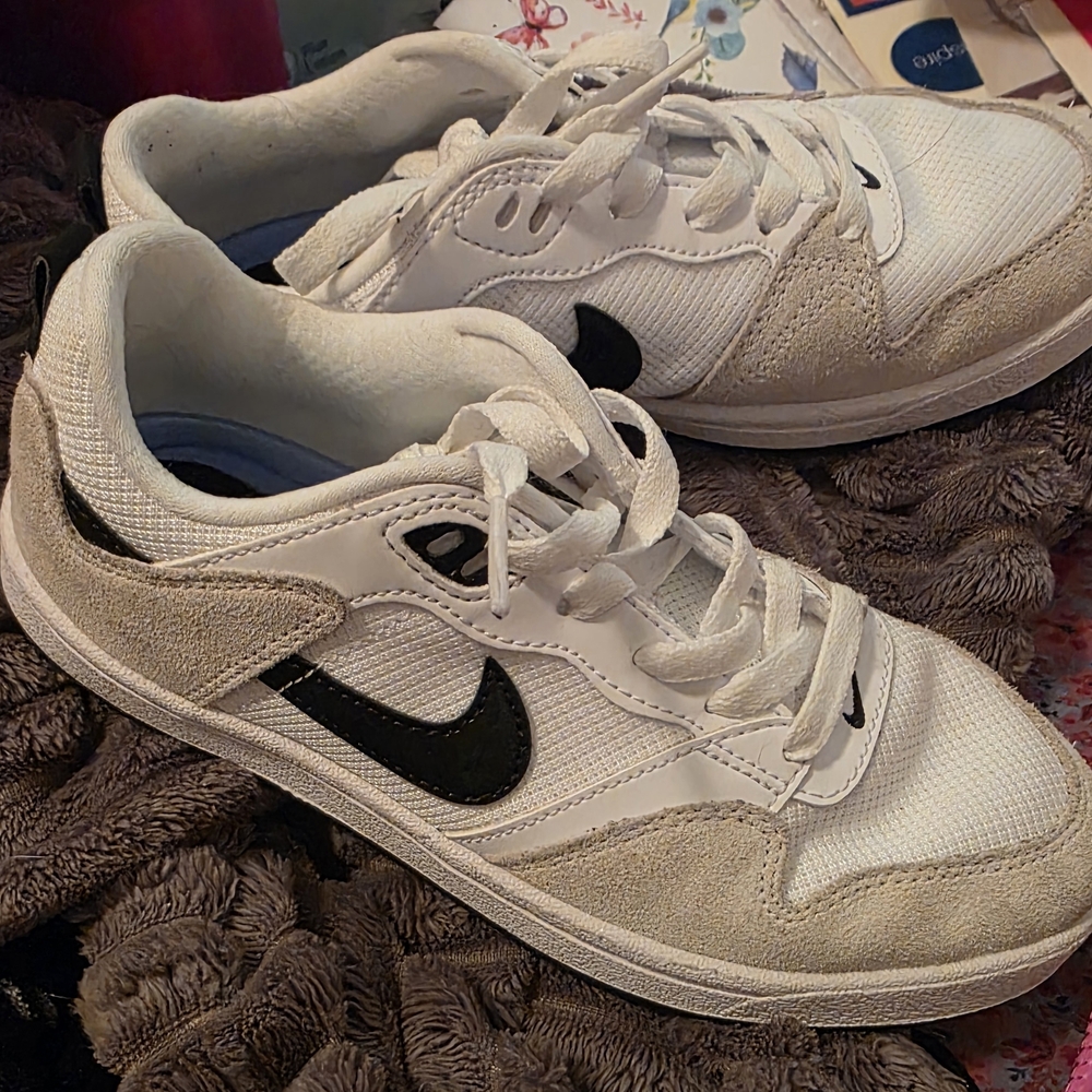 Nike White & Black Low-Top Sneakers